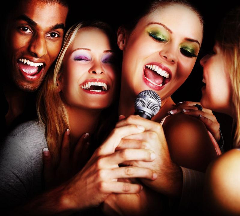 唱歌的年轻人在夜总会狂嗨