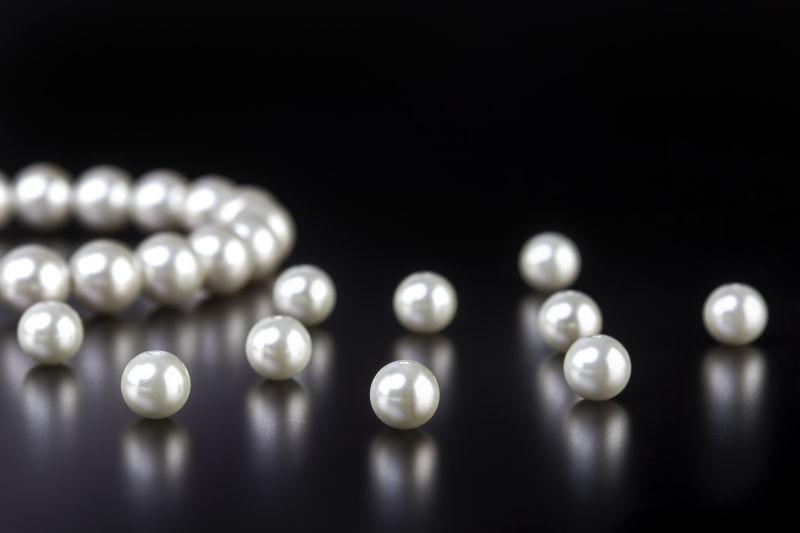 散落在黑色桌面的珍珠