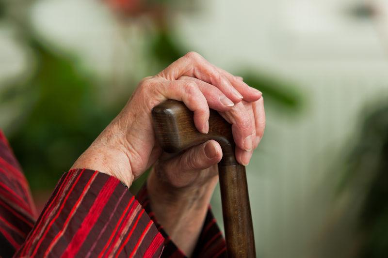 老人拄着拐杖的手