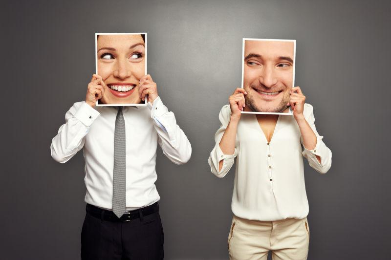 交换微笑情绪的男人和女人