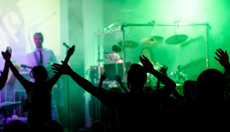 观看摇滚音乐会的歌迷