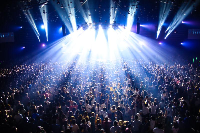 音乐会聚光灯下的人群