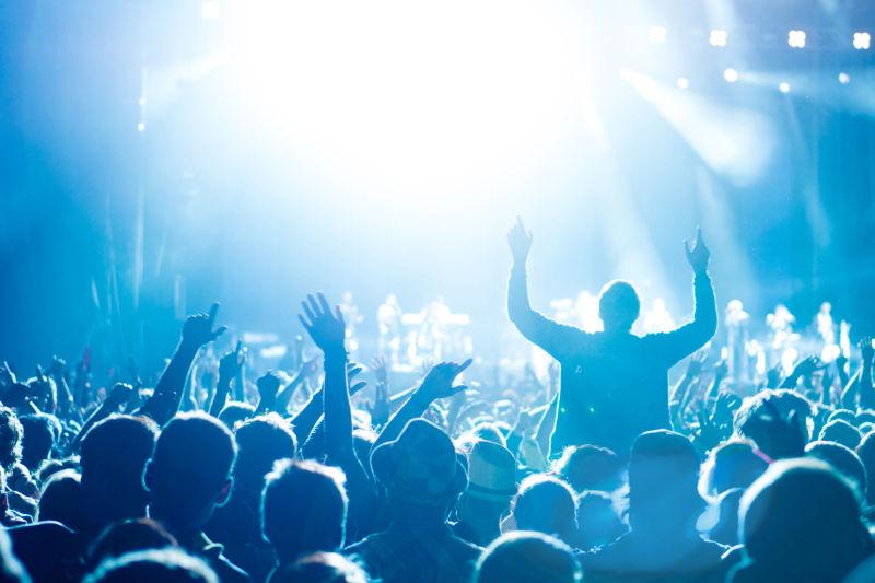 音乐会灯光下的人群