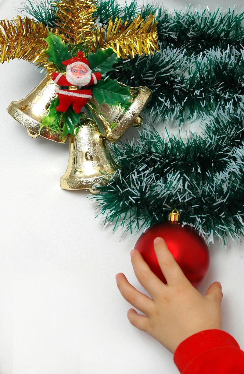 一个红球装饰圣诞树