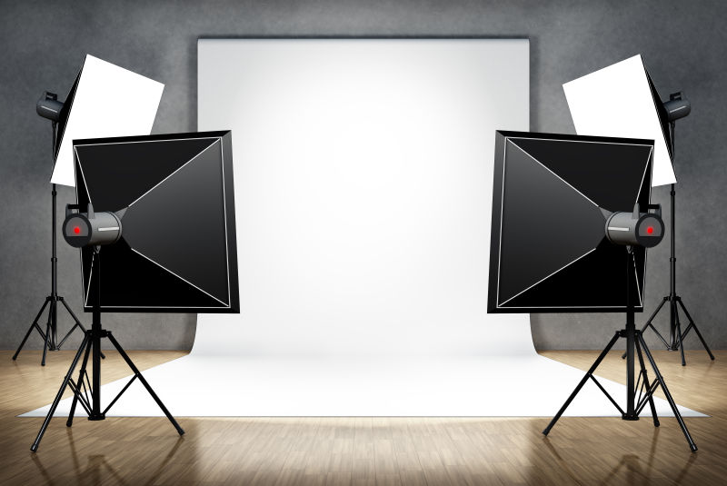 四盏灯设备照在白色背景上