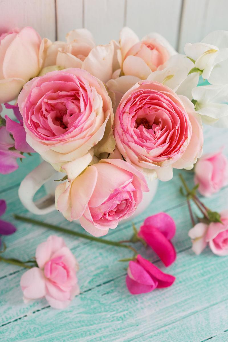 桌子上摆放的鲜玫瑰花束