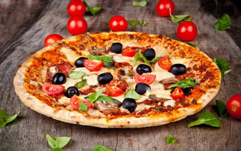 桌上摆着美味的意大利的比萨