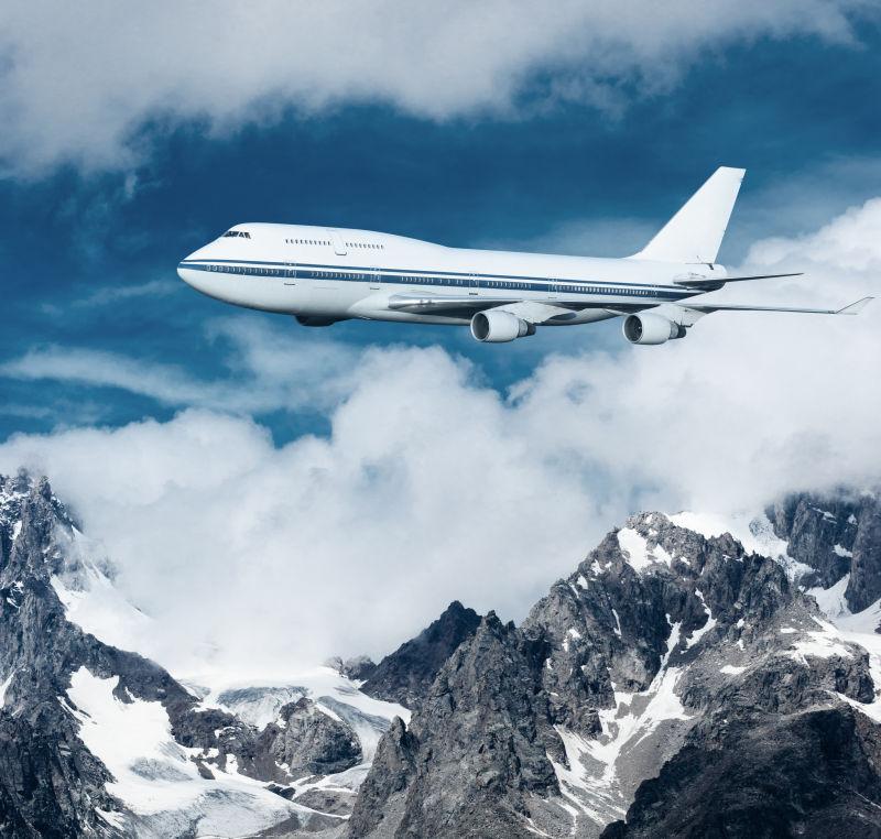 飞机在雪山上空飞行