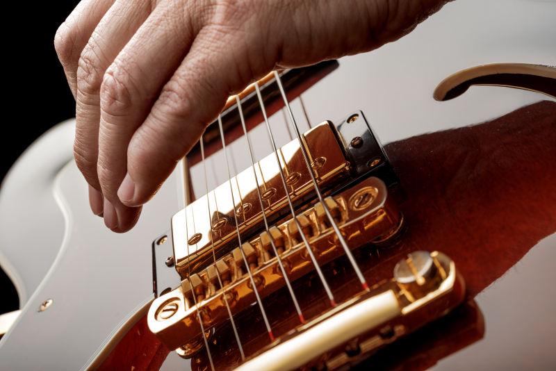 吉他手演奏电吉