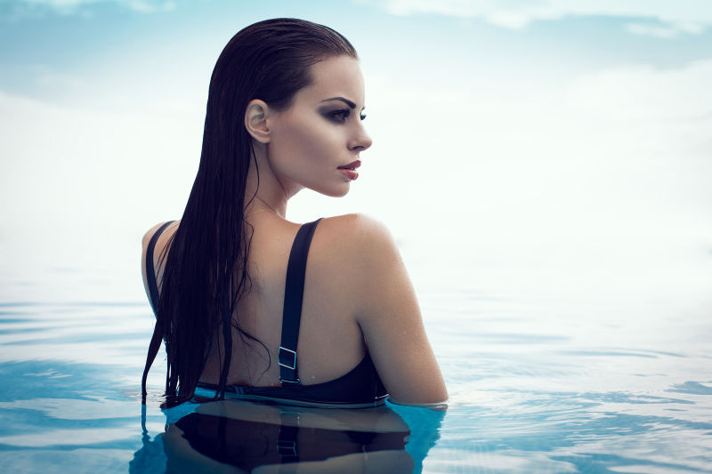 泳池里性感的美女模特