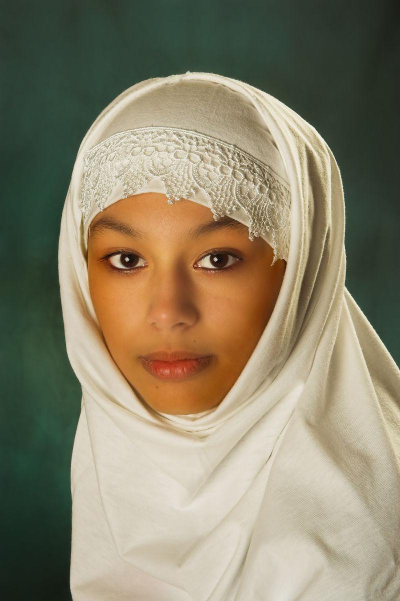 披着白色面纱的摩洛哥年轻女子