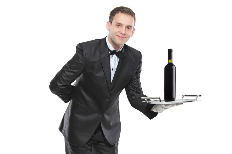 穿着西服端着红酒的服务员