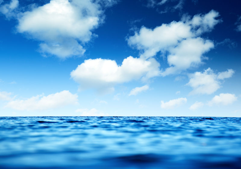 多云的天空和蓝色的海水