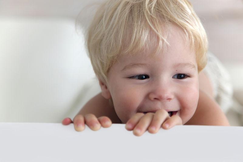 趴着微笑的小宝宝