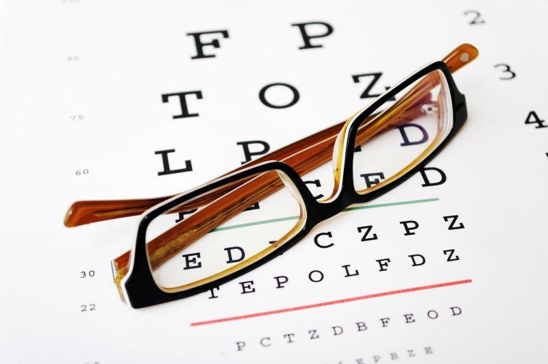 眼镜上的视力测试图