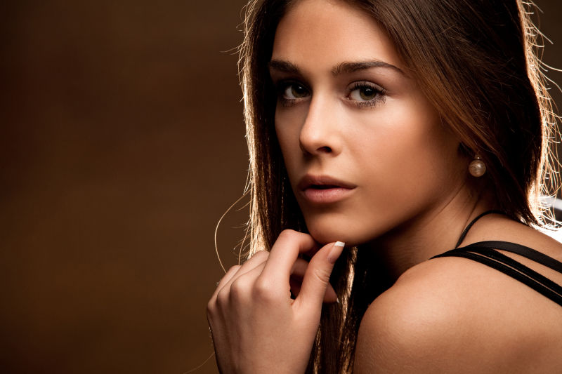 年轻的黑发女人画像