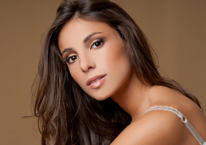 棕色背景中的美女