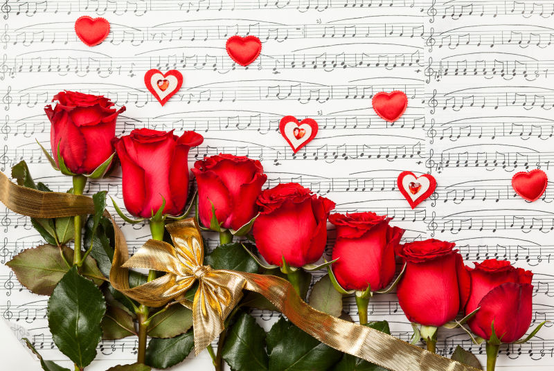 乐谱手稿上的红玫瑰
