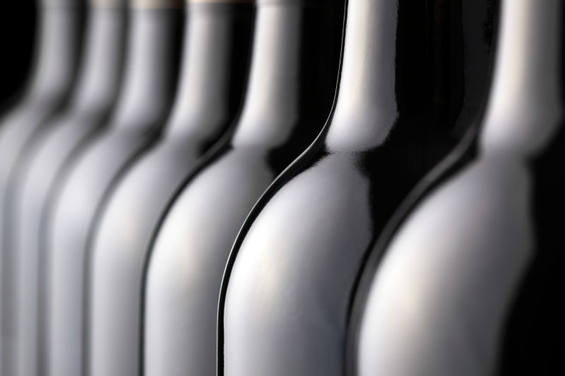 黑色背景上的酒瓶背景