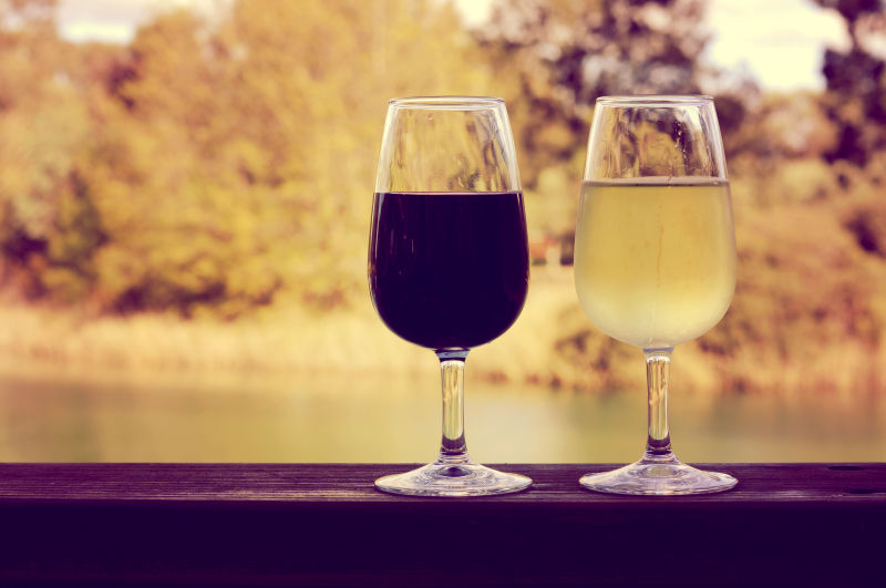 户外背景平台上的葡萄酒