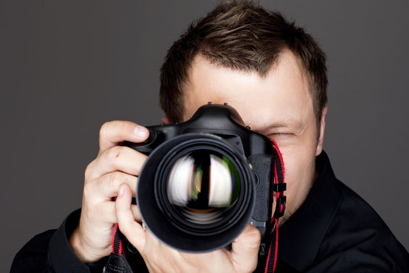 年轻的男性摄影师