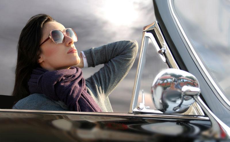 坐在跑车里的性感美女