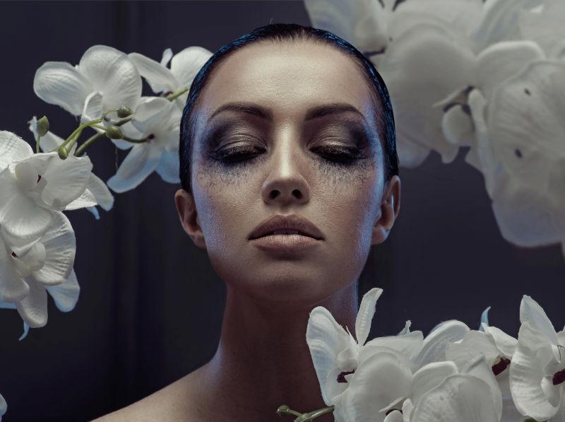 花卉中的性感美女