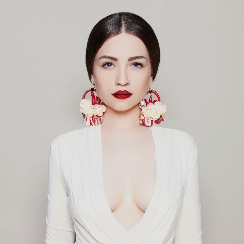 戴着花卉耳环的美女