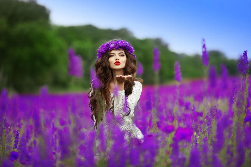 薰衣草田里的性感美女