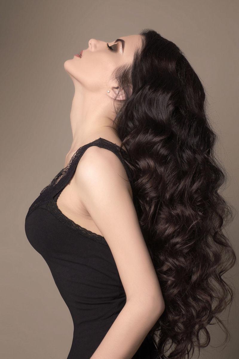 穿着黑色背心的美女