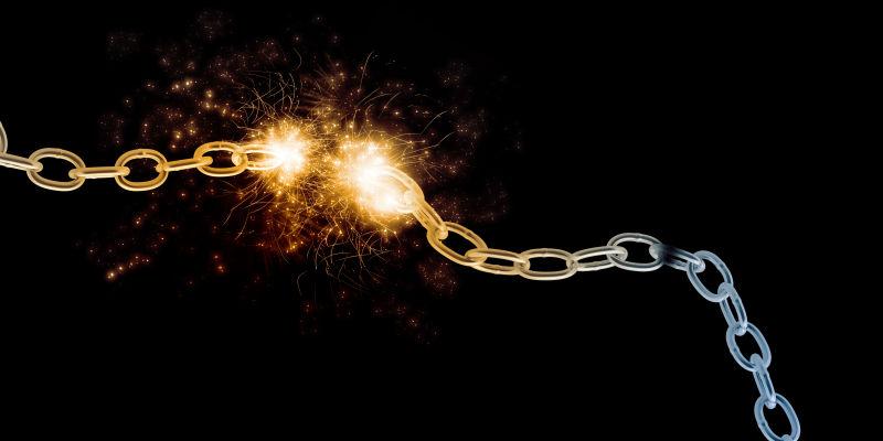黑色背景下链条熔断火花