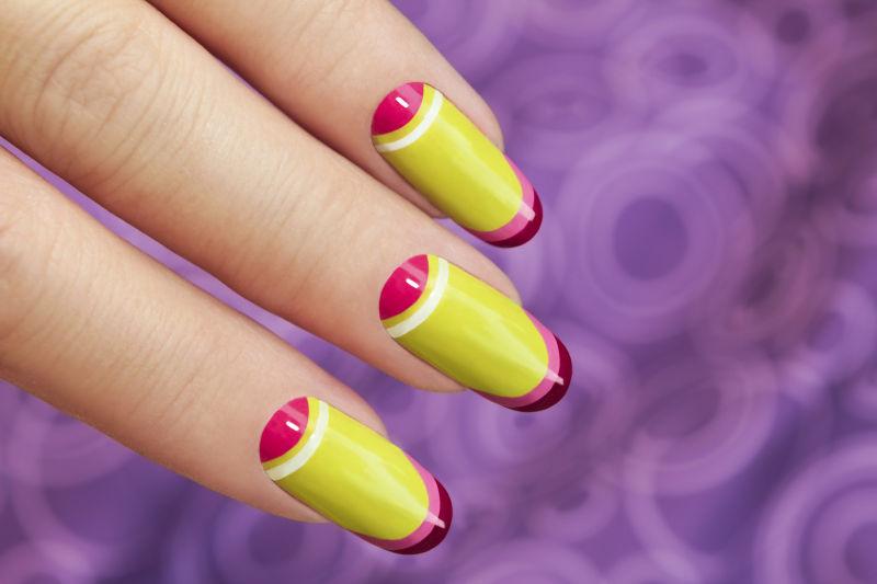 椭圆形的沙拉式指甲