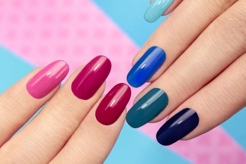 时尚大气的彩色美甲