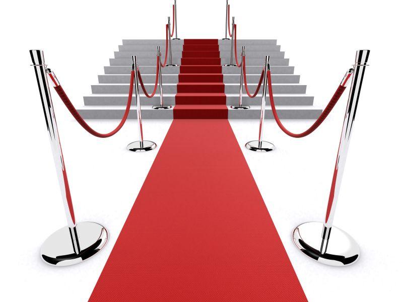 白色背景下通往成功的红色地毯