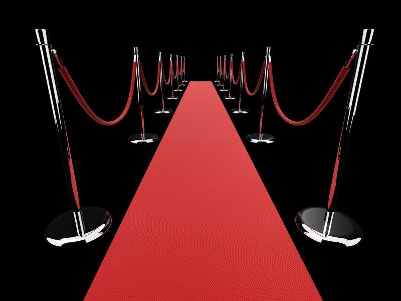 黑色背景下的平铺好的红地毯