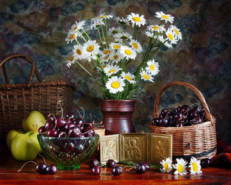 桌上的菊花和樱桃花