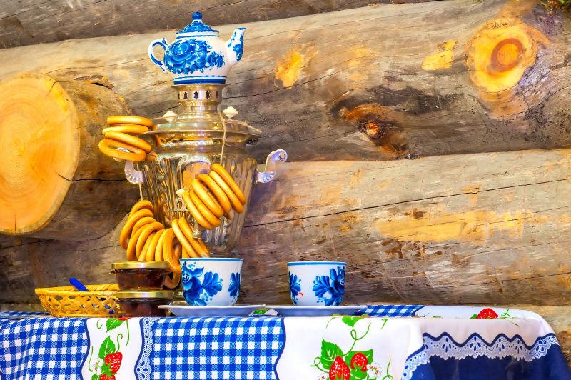 传统上在桌子上闪耀俄国萨摩亚