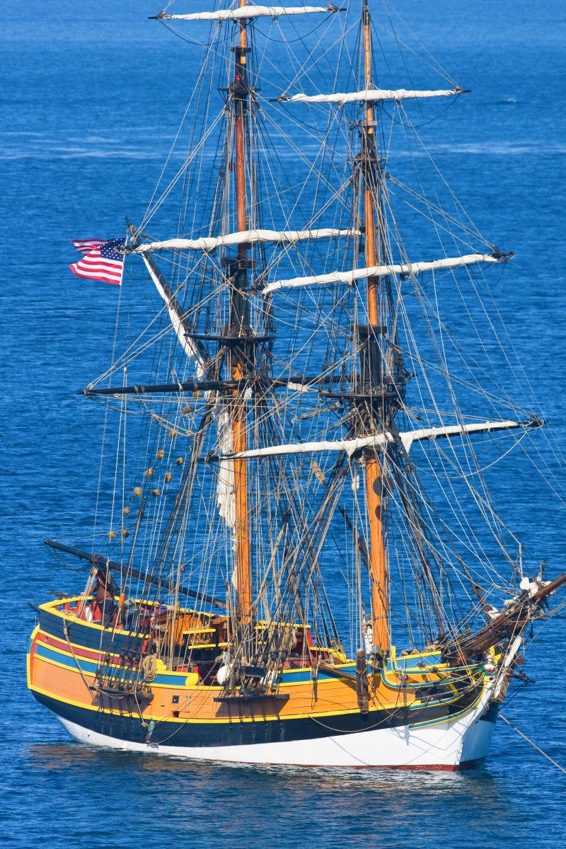 海洋上自用行驶的帆船