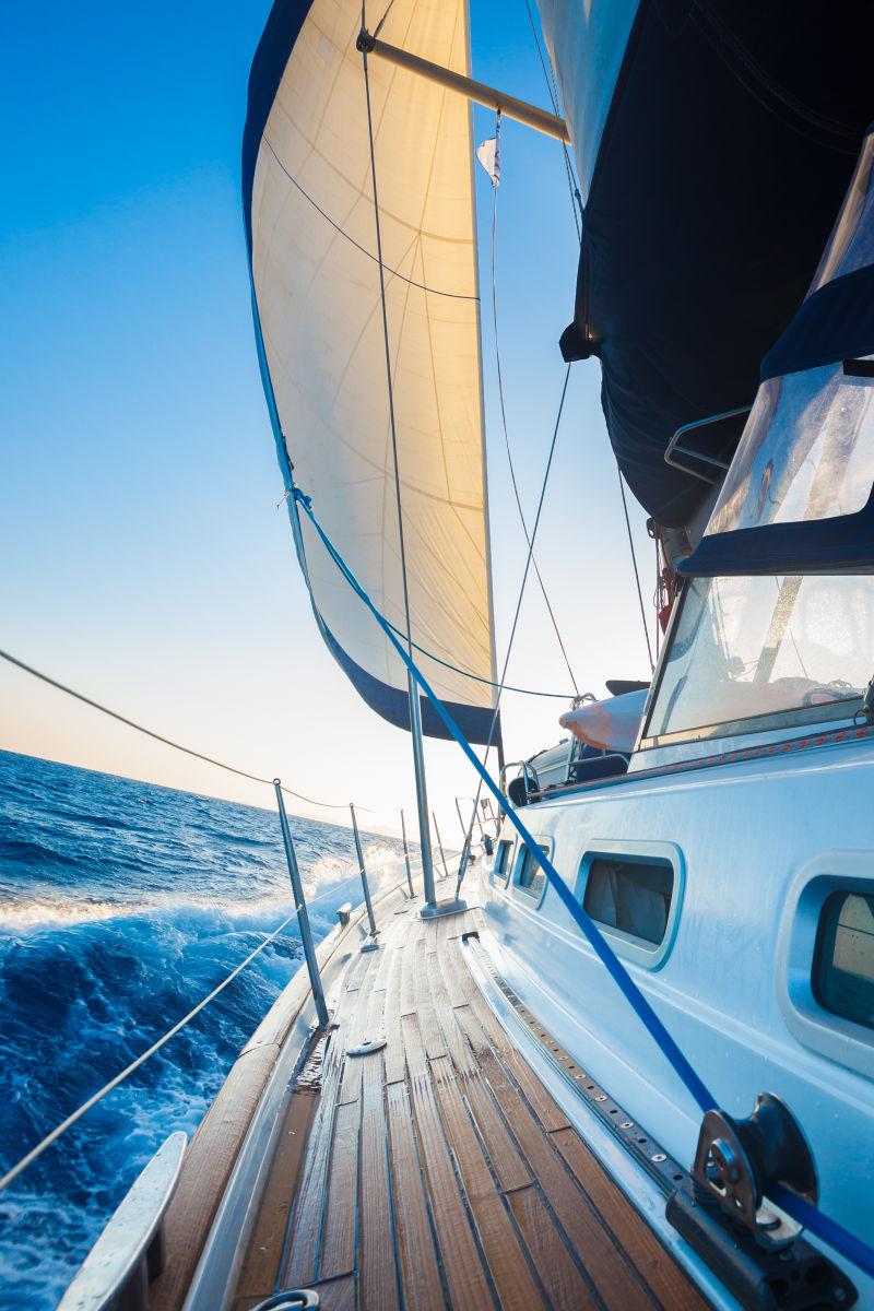 航海旅行的帆船