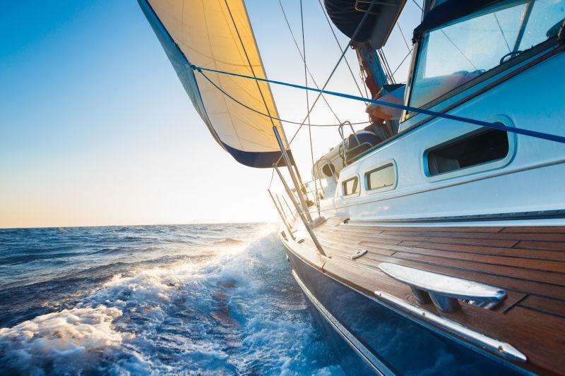 波浪中的行驶的帆船