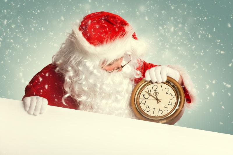 圣诞老人用白色空白横幅举着显示SEV的时钟