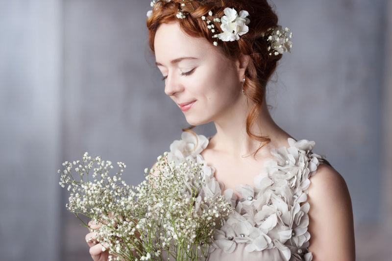 新娘怀里抱着的美丽花束