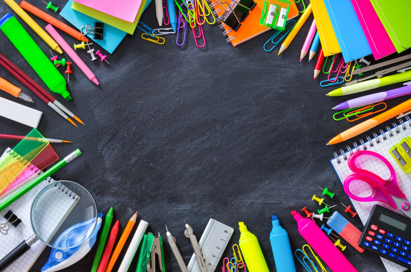 黑色地面上的学生用品