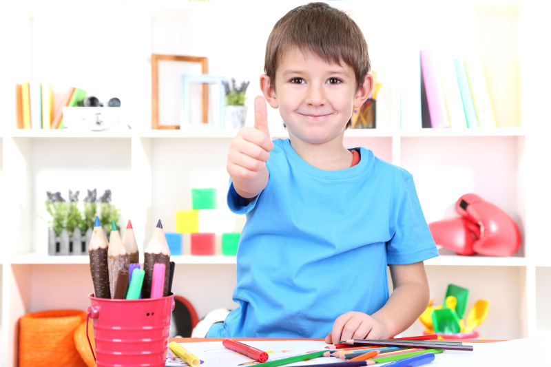 绘画室里的小男孩