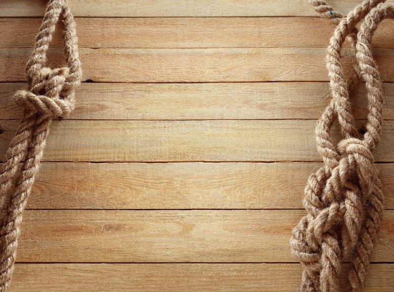 木板上的船用绳索框架