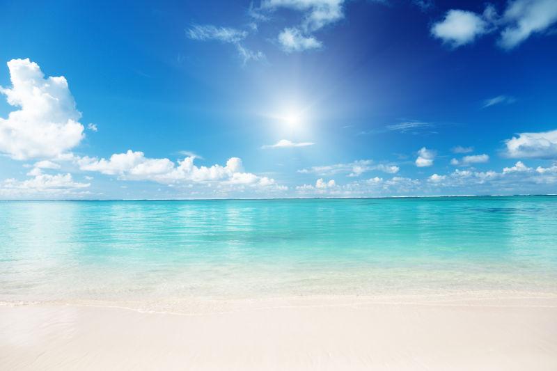 有阳光的热带蓝色大海