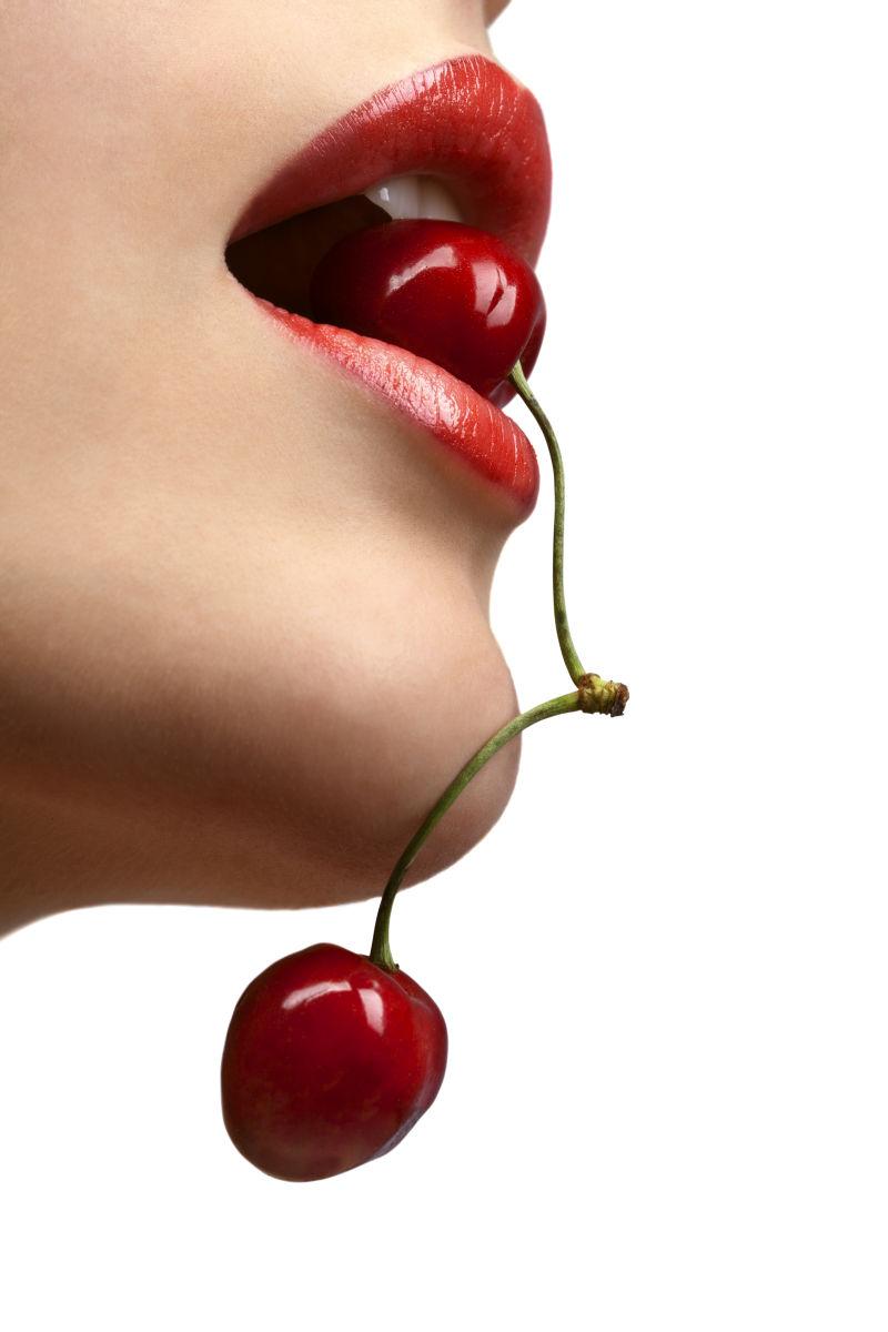 咬着红樱桃的性感美女嘴唇