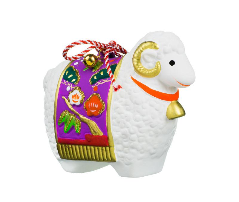 白色背景下可爱的绵羊玩偶