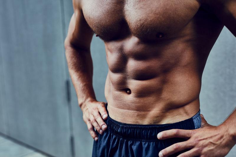 完美腹肌的健美身材