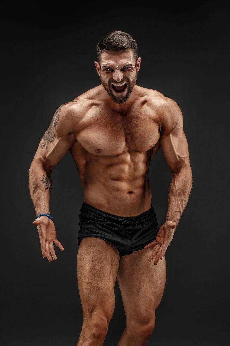 黑色背景上完美身材的运动男子